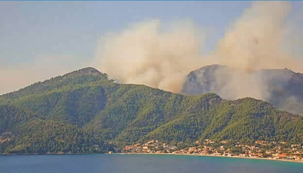 Βελτιωμένη η εικόνα της φωτιάς στη Θάσο: Συνεχίζουν οι επιχειρήσεις της Πυροσβεστικής