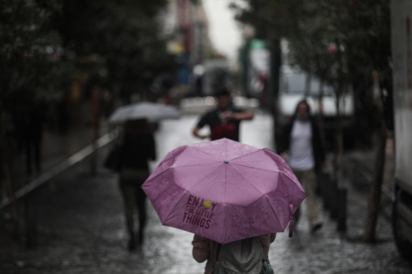 Αλλάζει ο καιρός από το μεσημέρι με βροχές και καταιγίδες, προειδοποίηση για αύριο