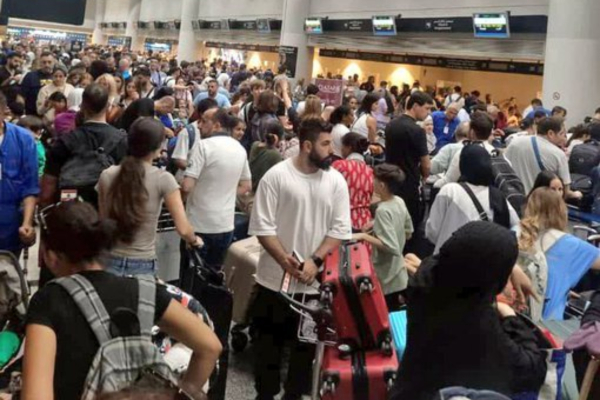 Εικόνες χάους στο αεροδρόμιο της Βηρυτού – Χιλιάδες προσπαθούν να φύγουν από τον Λίβανο