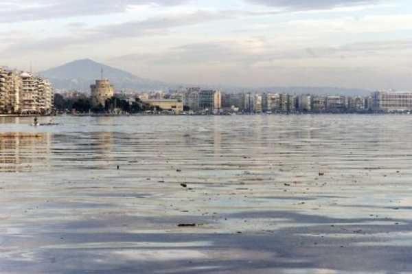 Ρύπανση στο Θερμαϊκό κόλπο προκάλεσε δεξαμενόπλοιο