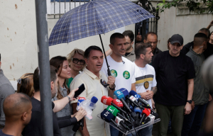 Φλάβιο Μπολσονάρου: Αυτοανακηρύχθηκε πρόεδρος της Βραζιλίας και κατήγγειλε νοθεία