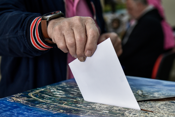 Νέα δημοσκόπηση: Στις 7,5 μονάδες η ψαλίδα ΝΔ - ΣΥΡΙΖΑ, ποια η μεγαλύτερη ανησυχία των πολιτών