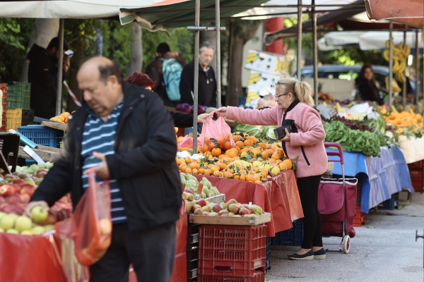 «Φωτιά» οι τιμές στη λαϊκή - Απλησίαστα μήλα και πορτοκάλια