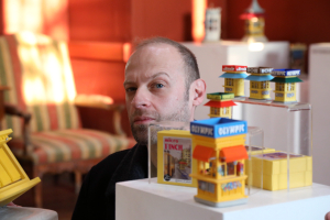 Ο Ανδρέας Finch ξεναγεί το Dnews στην έκθεση με τα ιστορικά περίπτερα της Αθήνας: Από το Μινιόν μέχρι τον Κουτάλα (vid)