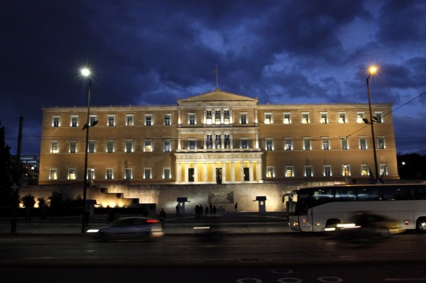 Βουλή: Σε θέση μάχης τα κόμματα για τα μέτρα