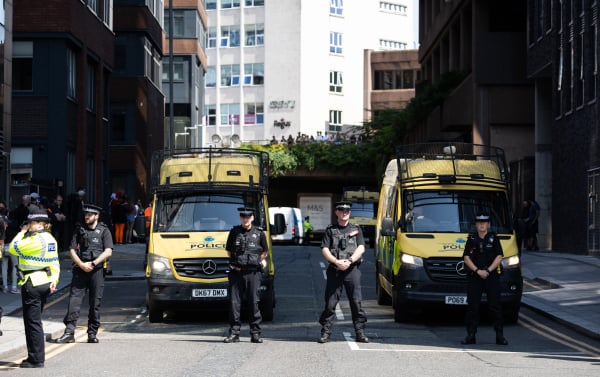 Φόβοι για ταραχές το Σαββατοκύριακο στη Βρετανία - Σε κατάσταση συναγερμού τα τεμένη