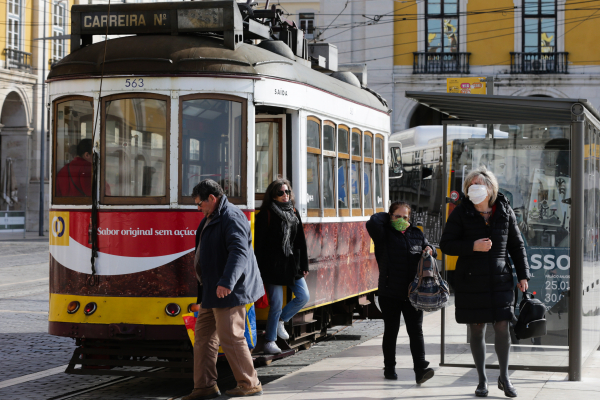 Οι Πορτογάλοι «πετούν» τις μάσκες