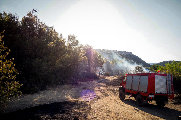 Ανετράπη πυροσβεστικό όχημα σε χαράδρα στην Εύβοια