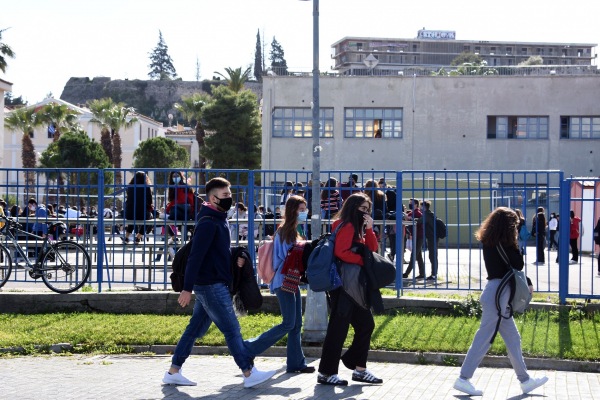 Οικονόμου: Δεν μπορεί να είναι όλα ανοιχτά και τα σχολεία κλειστά