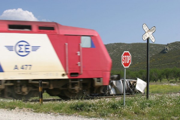 Σύγκρουση τρένου με ΙΧ στον Άγιο Στέφανο