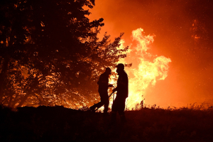 Μισθός πυροσβέστη 1.150 ευρώ, μισθός μητροπολίτη 4.671 ευρώ - Δίνουν ραντεβού στο Μαξίμου