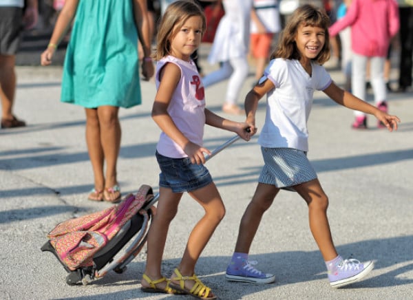 Για δεύτερη σχολική χρονιά εφαρμόζεται στα Δημοτικά Σχολεία η δράση «Η τσάντα στο σχολείο»