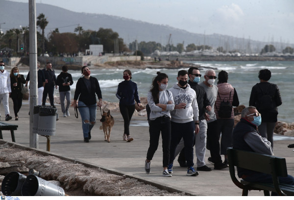 Μειώθηκαν τα κρούσματα, αυξήθηκαν οι διασωληνωμένοι, 53 νέοι θάνατοι