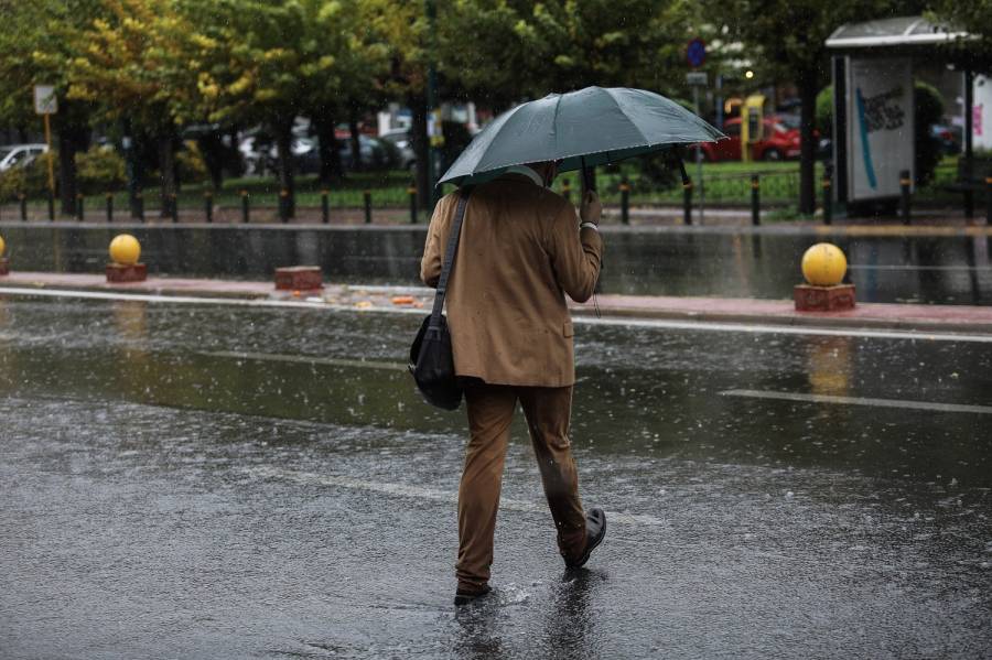 Καιρός: Χειμωνιάτικο τοπίο με βροχές, καταιγίδες και πτώση της θερμοκρασίας