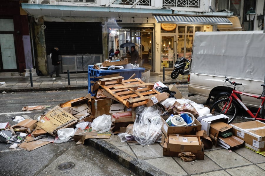 Θεσσαλονίκη: Αυξάνονται τα πρόστιμα για όσους πετάνε ογκώδη αντικείμενα - Έως 3.000 ευρώ