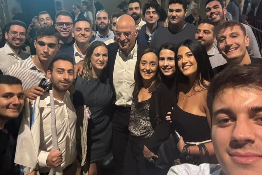 Η selfie του Νίκου Δένδια στη Ρηγίλλης, με μέλη της ΟΝΝΕΔ