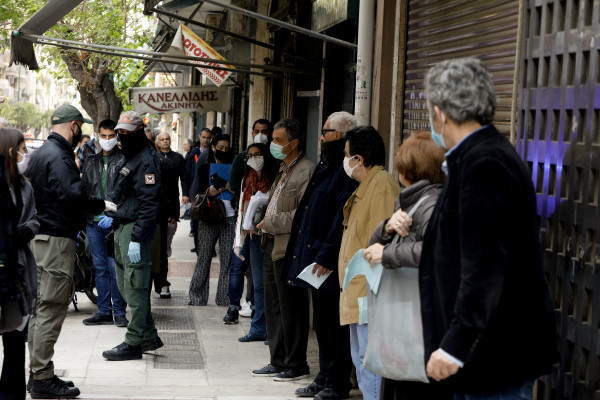 Πρεμιέρα σήμερα για τα δικαστήρια με θερμομέτρηση και μάσκες - Τεράστιες ουρές στο υποθηκοφυλακείο Αθηνών