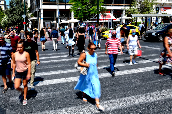 Έχει πέσει μια δεκαετία η μέση ηλικία των νέων κρουσμάτων, φτάνει τα 23 έτη