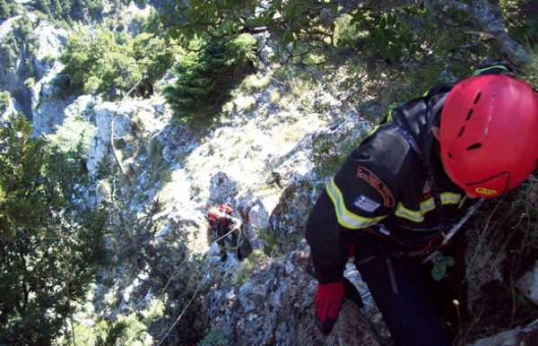 Πάτρα: παραλίγο τραγωδία με νεαρούς επιβάτες Ι.Χ. που «κρεμάστηκε» σε πλαγιά