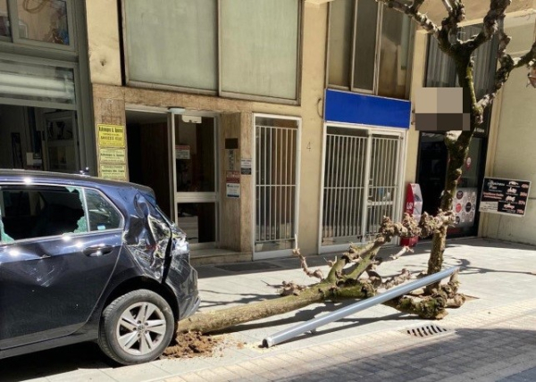 Τρελή πορεία ΙΧ σε πεζόδρομο στο Αγρίνιο, παράσυρε και τραυμάτισε άνδρα