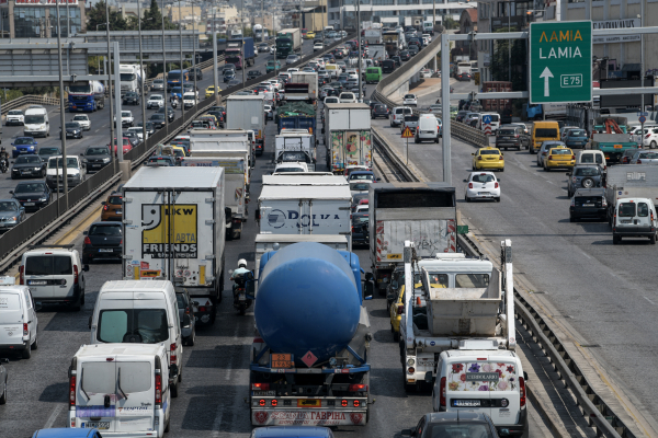 Κομφούζιο στην Εθνική Οδό, στο ύψος της Νέας Φιλαδέλφειας, λόγω τροχαίου ατυχήματος