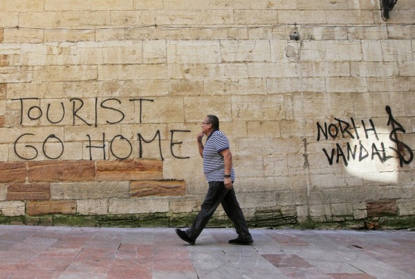 «Δεν είστε ευπρόσδεκτοι»: κάτοικοι τουριστικών προορισμών απορρίπτουν τον μαζικό τουρισμό