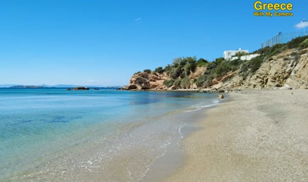 H παραλία που θυμίζει Κυκλάδες και απέχει μόλις 45 λεπτά από το κέντρο της Αθήνας