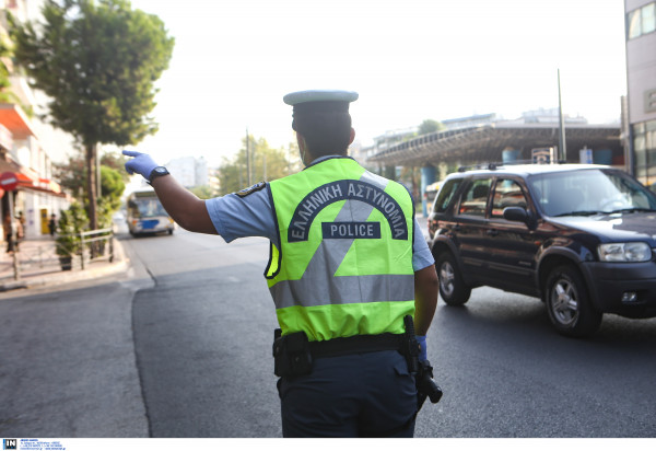 Πόσα άτομα επιτρέπονται σε ΜΜΜ, ταξί και αυτοκίνητο, πότε είναι υποχρεωτική η μάσκα