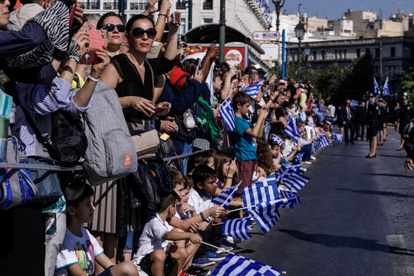 Σε εξέλιξη η μαθητική παρέλαση στο κέντρο της Αθήνας