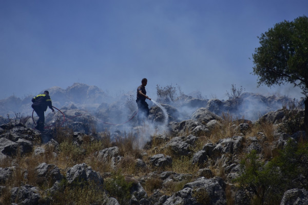 Υπό μερικό έλεγχο η φωτιά στα Μέγαρα - Απειλήθηκαν σπίτια