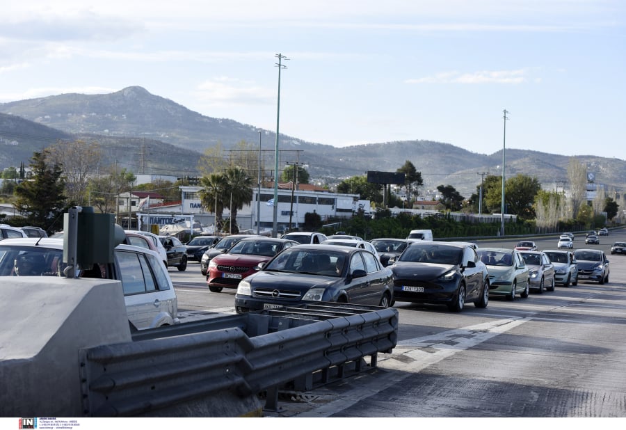 Σε εξέλιξη η επιστροφή των εκδρομέων της 28ης Οκτωβρίου - Ουρές χιλομέτρων στην Αθηνών - Λαμίας