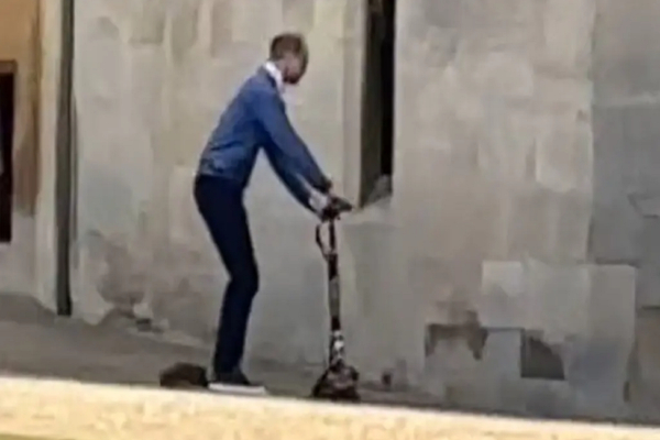 Ο πρίγκιπας Ουίλιαμ κάνει βόλτες με ηλεκτρικό πατίνι στο κάστρο Ουίνδσορ (Βίντεο)