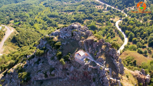 Κερασοχώρι, το υπέροχο χωριό των Αγράφων με τα πέτρινα σπίτια και τα πλακόστρωτα μιας άλλης εποχής (βίντεο)