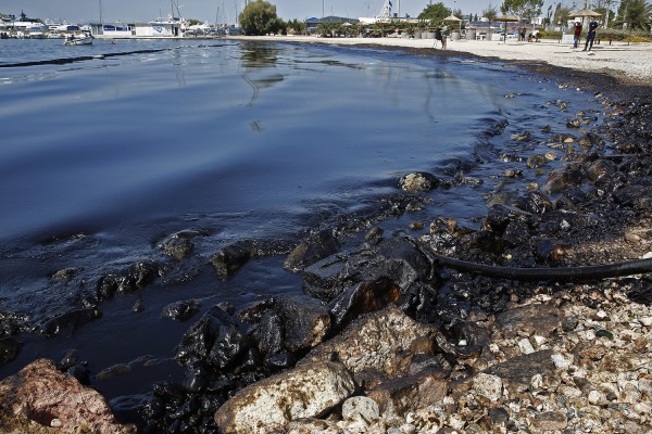 Στη Σαρωνίδα η πετρελαιοκηλίδα, λέει το ΕΛΚΕΘΕ