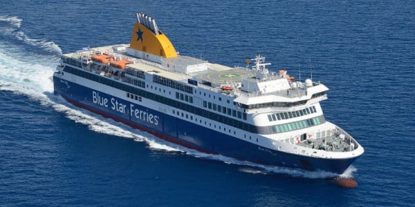 Blue Star Chios: Τραυματίστηκε μέλος του πληρώματος - Έκτακτη προσέγγιση στη Σύρο