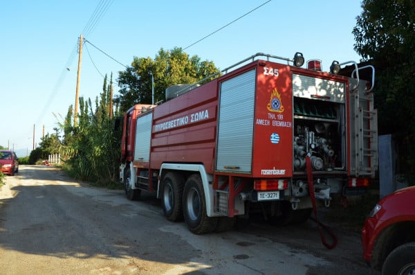 Υπό μερικό έλεγχο η φωτιά στον Μαραθώνα (vid)