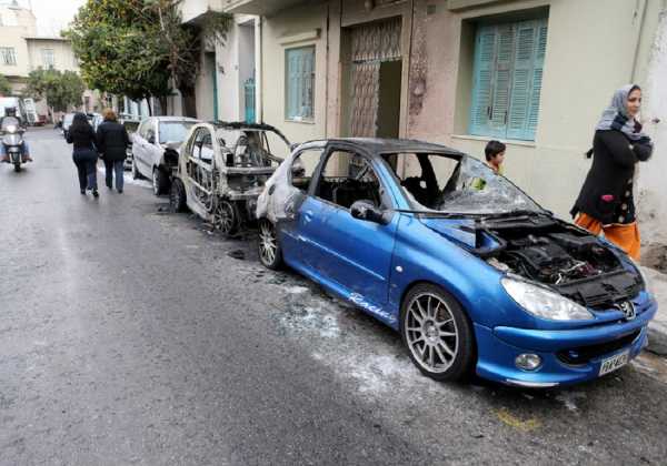 «Στάχτη» έγιναν επτά αυτοκίνητα στα Πετράλωνα