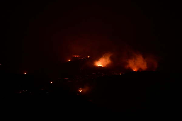 Κόλαση φωτιάς σε Δερβενοχώρια, Σαρωνίδα και Λουτράκι -Ολονύχτια μάχη με τις φλόγες στα τρία πύρινα μέτωπα