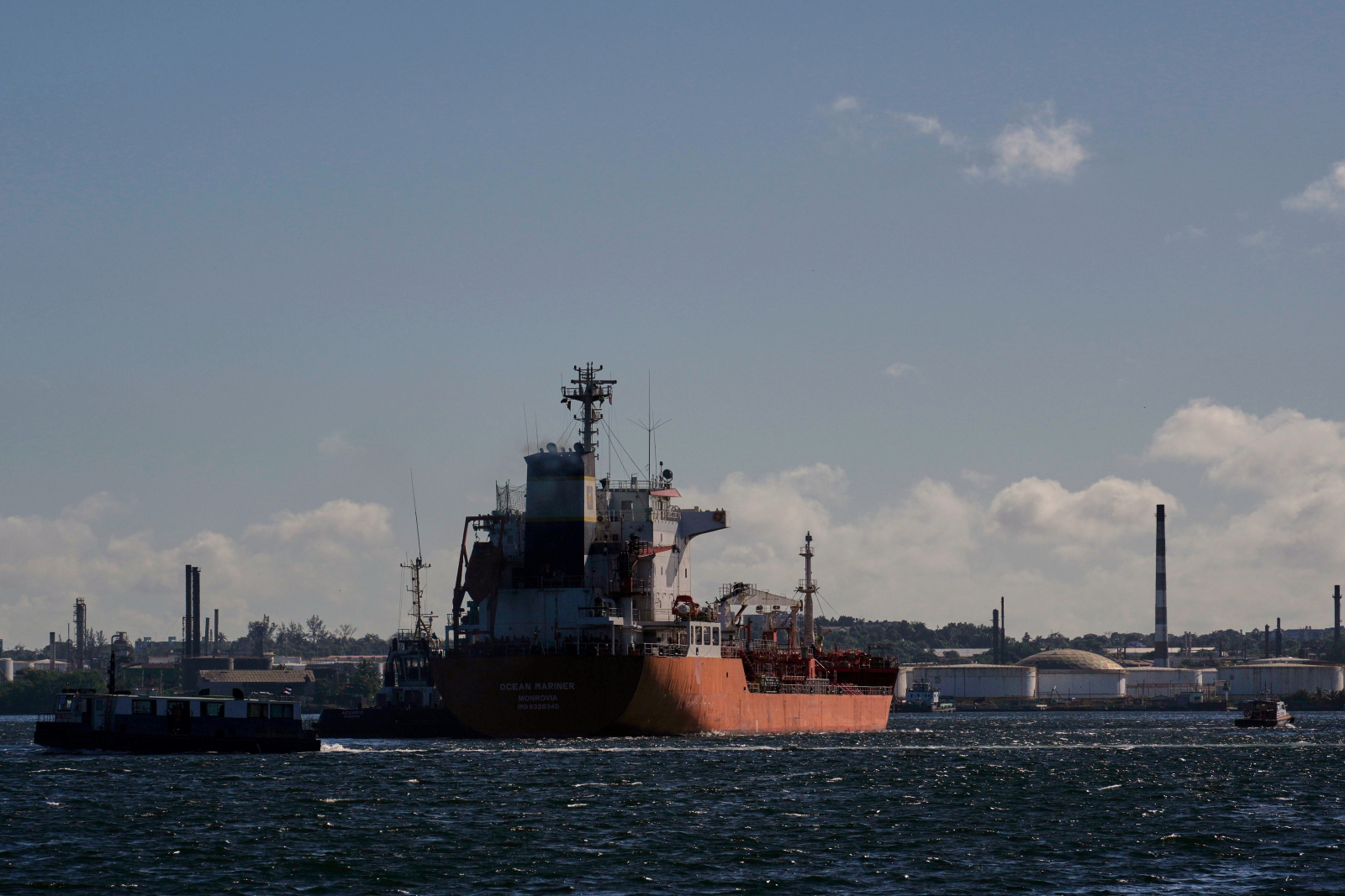 Ιράν: «Πάρτι» δισεκατομμυρίων με «σκοτεινές» συμφωνίες πετρελαίου υπό την απειλή των ΗΠΑ