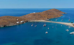 Ένα νησί που βρίσκεται κοντά στην Αθήνα και πρέπει να επισκεφθείτε στις αρχές φθινοπώρου