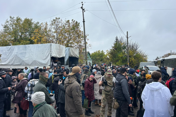 Εκατοντάδες κάτοικοι εκκενώνουν την υπό ρωσική κατοχή πόλη Ολέσκι- Σπάνια εκεχειρία με την Ουκρανία (Βίντεο)