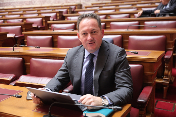 Πέτσας «αδειάζει» Μαξίμου και... Άδωνι