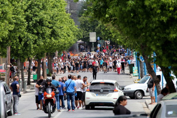 Πηγές ΕΛΑΣ: Κάποιοι υποκινούν τα επεισόδια στον οικισμό των Ρομά στη Λάρισα