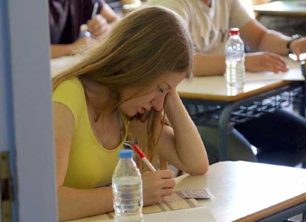 Εως την Παρασκευή η υποβολή αιτήσεων για τις Πανελλήνιες 2017