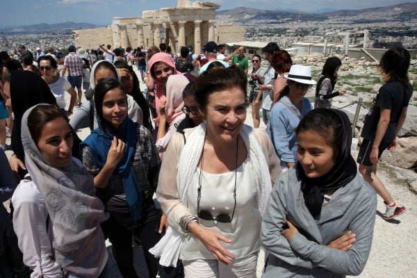 Η Λ. Κονιόρδου ξενάγησε προσφυγόπουλα στην Ακρόπολη