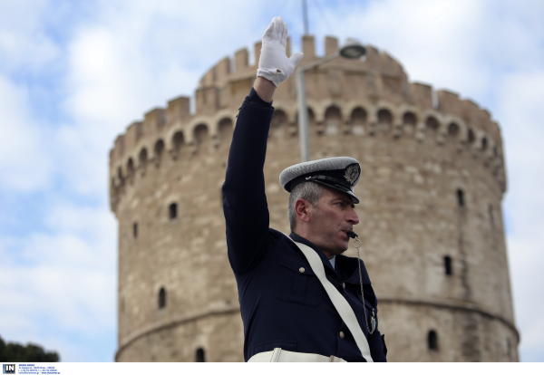 Οδηγός παρέσυρε και τραυμάτισε τροχονόμο επειδή δεν τον άφησε να περάσει λόγω μέτρων της ΔΕΘ