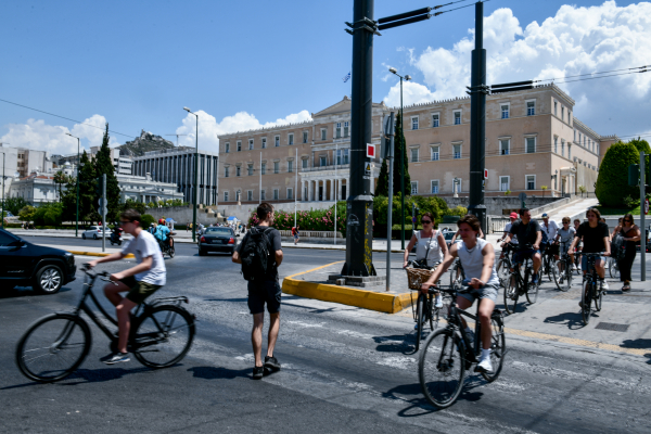 Λιγότερα από τα μισά (905) τα κρούσματα κορονοϊού στην Αττική