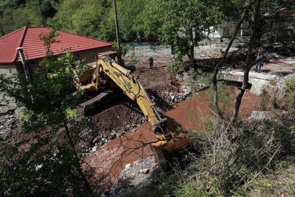 Κάτοικος Οξυάς: Πέρασα 13 κατολισθήσεις για να μπορέσω να βρω φάρμακα (vid)