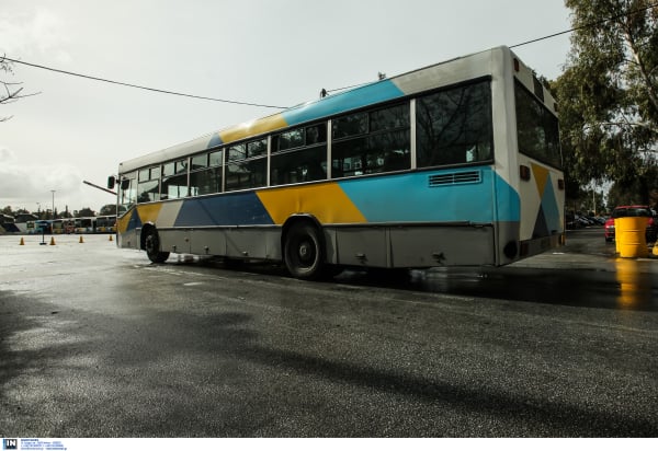 Τέθηκε σε διαθεσιμότητα ο οδηγός λεωφορείου που ασχολείτο με το κινητό του και οδηγούσε με τους αγκώνες