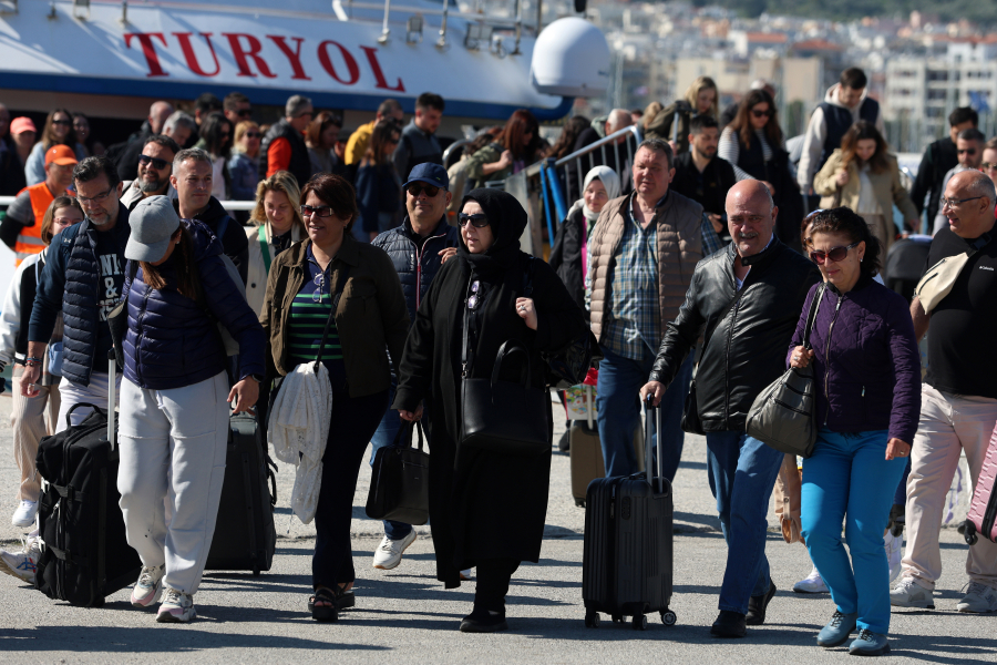 Οι Έλληνες σπίτι τους, οι Τούρκοι συρρέουν στα ελληνικά νησιά γιατί είναι πιο... φθηνά